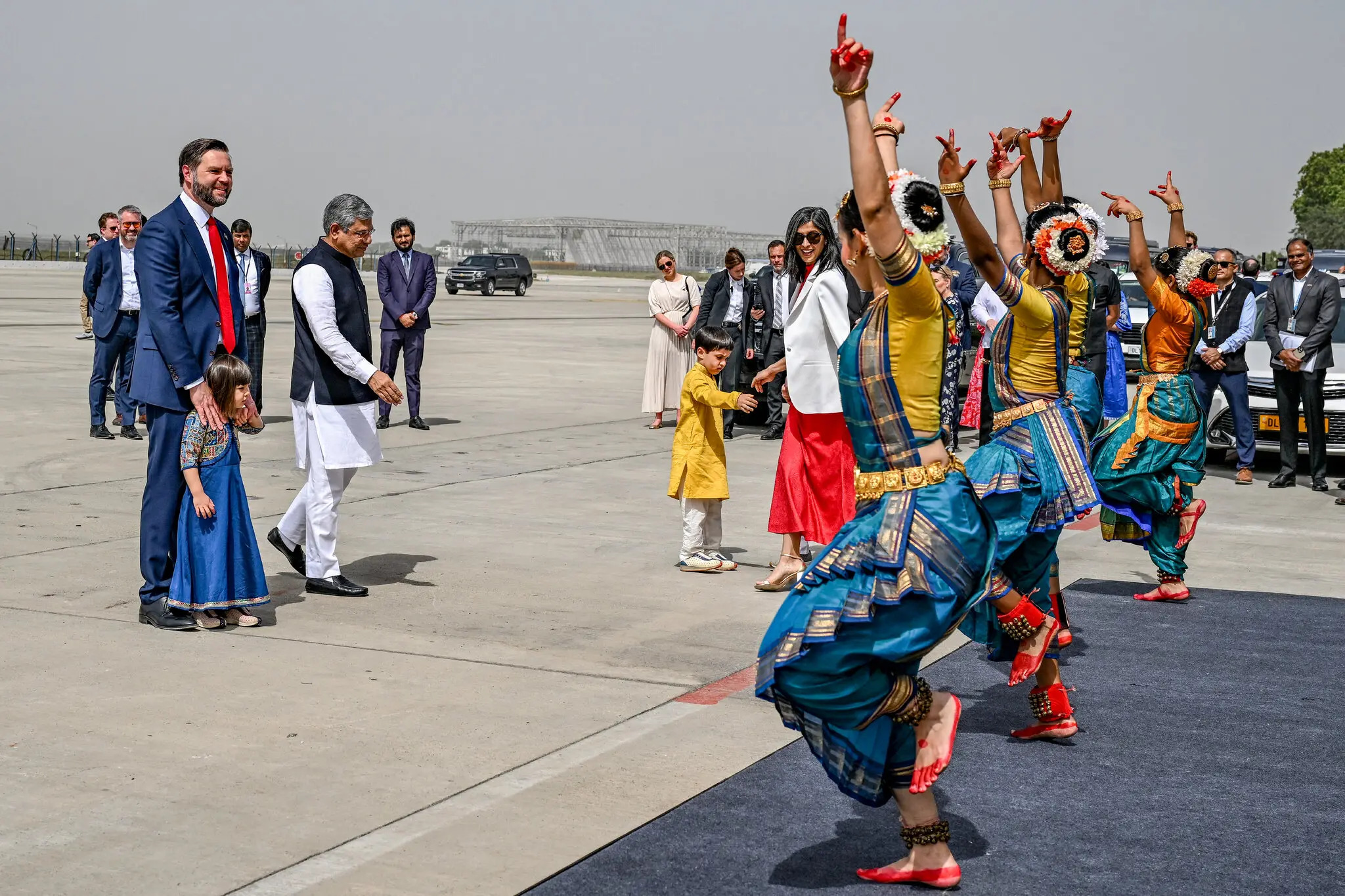 Dansers treden op voor de Vances op het vliegveld in New Delhi.