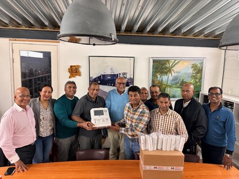 Deze donatie ter waarde van 3400 euro is mogelijk gemaakt door enkele doorzetters achter Stichting Vrienden van Nickerie; Dowlatram Ramlal, Chander Mahabier, N. Badloe, Rohieth Dewnarain, Madhvi Patandin, Parsuram, Raj Ramcharan, R. Nathie, R. Rambharose en Anand Sharma.