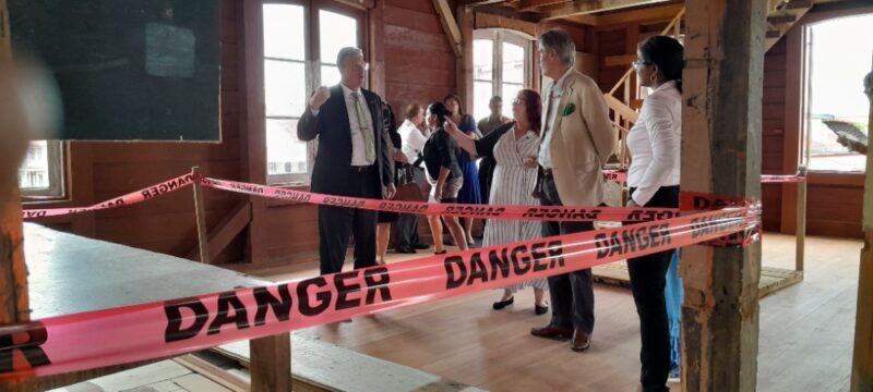De ambassadeurs Robert Faucher (VS) en Walter Oostelbos (Nederland) konden het gebouw van binnen bewonderen.