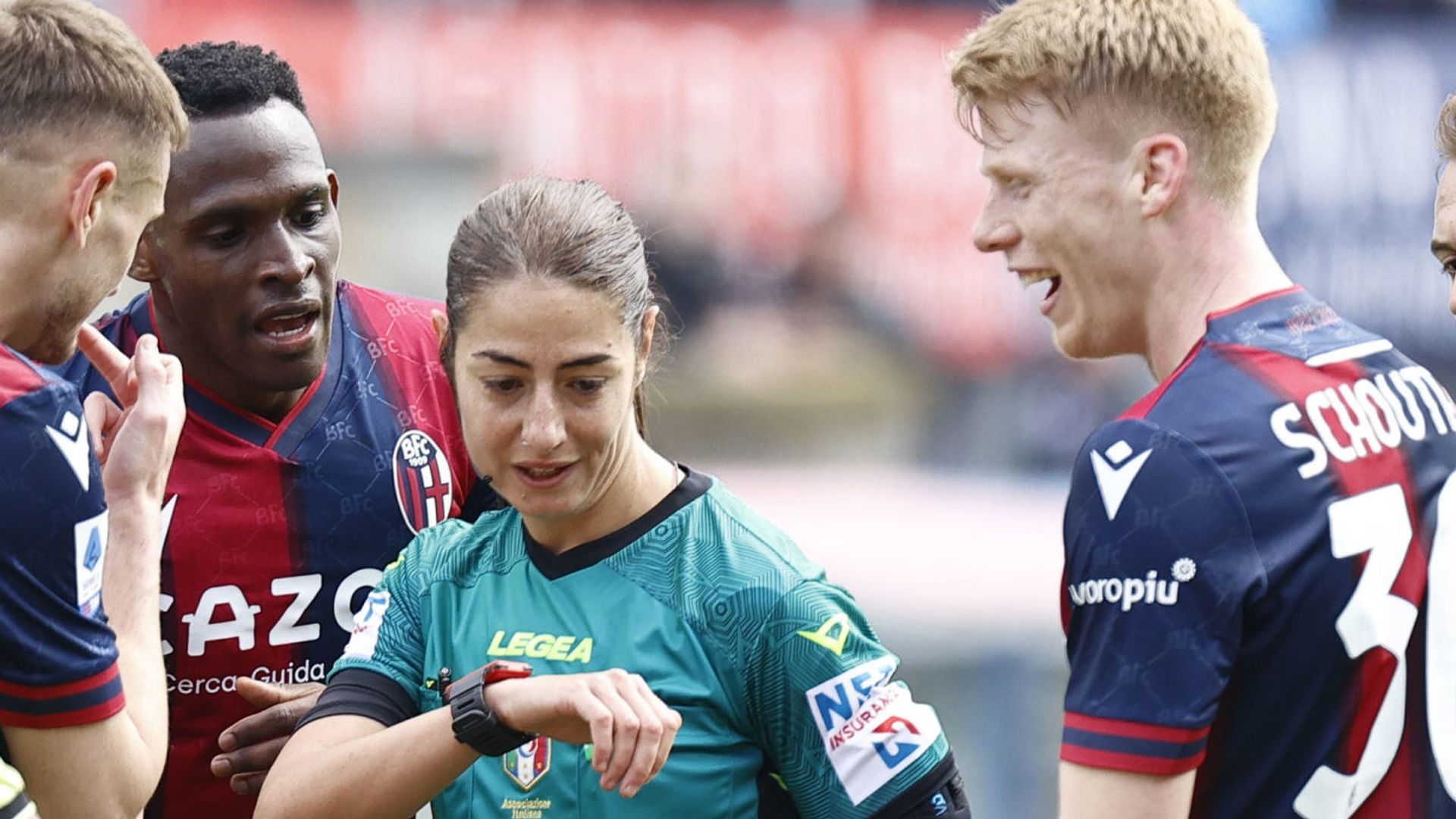 Shukrula fluit betaald voetbalduel: uniek in Nederland, minder in Europa De Duitse Bibiana Steinhaus floot al voetbalwedstrijden bij de mannen in de Bundesliga, Rebecca Welch kwam vorig seizoen in actie in de Premier League en de Franse Stéphanie Frappart floot zelfs op het WK voetbal in Qatar. Vanavond is er dan ook de primeur in Nederland. Shona Shukrula fluit het eerstedivisieduel tussen TOP Oss en ADO Den Haag (20.00 uur): de eerste keer dat in Nederland een vrouw aan het roer staat van een wedstrijd in het betaalde voetbal. Daarmee zijn we ten opzichte van andere Europese landen rijkelijk laat. Vaker in Europa Elders is er al wel vaker een profwedstrijd gefloten door een vrouwelijke arbiter. Sterker, ook in West-Europese landen heeft een vrouw al de leiding gehad over duels op het hoogste niveau. Zo is de Zwitserse Nicole Petignat een voorbeeld voor veel scheidsrechters. Zij floot rond de eeuwwisseling wedstrijden in Zwitserse en Oostenrijkse competities en daarnaast voorrondewedstrijden in de UEFA Cup, waarmee ze de eerste vrouw was die een Europese wedstrijd leidde. Maar ook in Italië is het een bekend gezicht. In augustus speelden Sam Beukema en Thijs Dallinga met Bologna gelijk tegen Udinese, terwijl Maria Sole Ferrieri Caputi de scheidsrechter was. EPA 2023: Jerdy Schouten en Ferrieri Caputi bij Bologna De 33-jarige Shukrula, die ook werkt als officier van justitie, timmert al enige tijd aan de weg bij de KNVB. In 2019 werd ze de eerste vrouw die een wedstrijd floot op het hoogste amateurniveau van de mannen, een duel in de tweede divisie. Op dat moment maakte ze deel uit van het talentenprogramma van de KNVB onder leiding van Danny Makkelie. Een jaar later was ze voor het eerst vierde official in het betaald voetbal, bij het eerstedivisieduel tussen FC Eindhoven en Telstar. In 2021 werd Franca Overtoom al de eerste vrouwelijke official bij een eredivisiewedstrijd, toen ze assistent was bij de confrontatie tussen Go Ahead Eagles en FC Groningen. Droom Voor Shukrula was het altijd een droom om