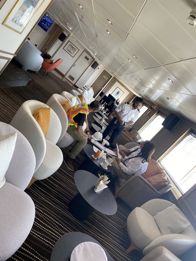 De kapitein van Exploris One in gesprek met twee douaniers en een medewerker van VSH Shipping. [Foto: ICF]