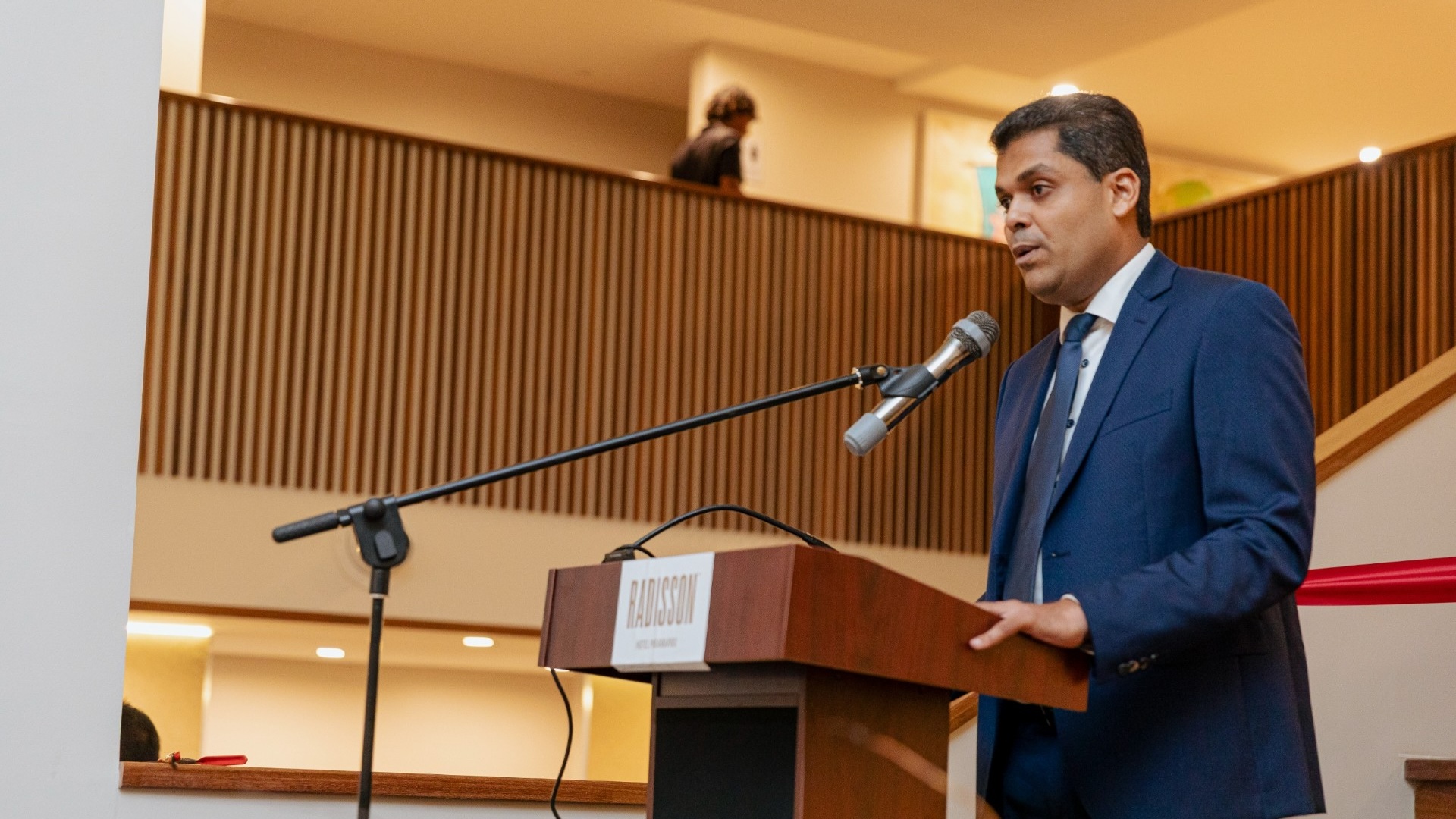 Vishal Jadnanansing, CEO van de Kersten Group, spreekt tijdens de opening van het Radisson Hotel in Paramaribo over de ambitie om Suriname internationaal op de kaart te zetten. Foto: CDS