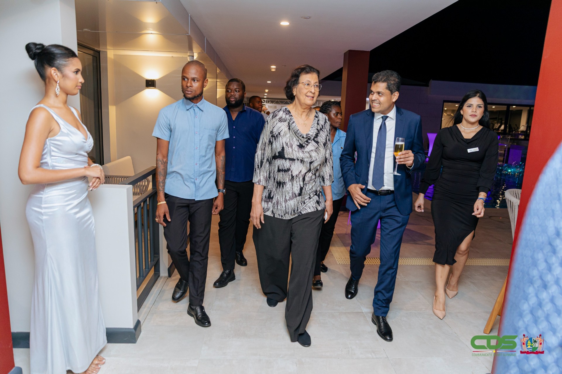 President Jennifer Simons tijdens de officiële opening van het Radisson Hotel in Paramaribo, in gezelschap van Vishal Jadnanansing, CEO van de Kersten Group. Foto: CDS