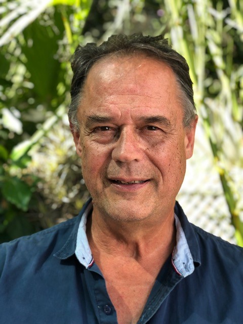Rick Quartero “Suriname is een prachtig land met een enorm gastvrije bevolking. Binnen wisselende financiele beperkingen is er verrassend veel mogelijk, tot aan een laparoscopische sacropexie toe. De samenwerking op de OK,poli,verloskamers en met de andere pendelaars is hartverwarmend. Nickerie is nog lang niet van me af”