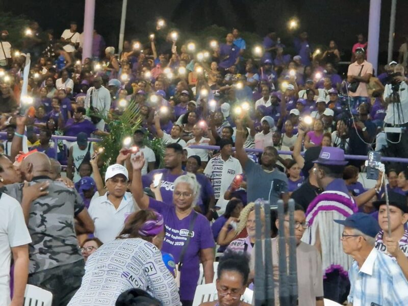 De NDP-aanhang in Ocer lijkt wel ‘let’ a faya’ te symboliseren.