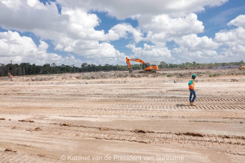 Nu staat er nog alleen zand, maar aan het project aan de Poerwodadiweg is het startsein gegeven voor het Landelijke Woningbouwprogramma van de overheid. [Foto: Kabinet president]