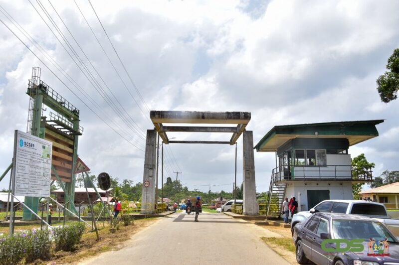PARAMARIBO — Binnenkort wordt de eerste van vijf secties van de rehabilitatiewerkzaamheden aan het Saramaccakanaal afgerond. Gestart is bij de Uitkijksluis te Creola. Projectmanager Vishnu Kalloe spreekt van een “uitdagend project”, maar wel één dat volgens hem alleen maar tot voordelen voor de economie en samenleving zal leiden. Sectie 4 is 7,3 kilometer lang en eindigt in de buurt van de Kameelbrug. Daarna volgt sectie 3 (tot Magenta) en daarna sectie twee. De laatste fase betreft sectie 1 nabij Vabi tot de sluis aan de Saramaccadoorsteek. Aannemer International Infra probeert het werk in vijf kalendermaanden af te hebben. Decennialang niet opgeschoond Het 25 kilometer lange Saramaccakanaal verbindt de Suriname- met de Saramaccarivier. De waterweg is dertig tot vijftig meter breed en heeft een diepte van tussen de twee en drie meter. Langs het kanaal liggen voornamelijk bedrijven die actief zijn in de hout- en zandsector. Kalloe zegt dat er overlegmomenten zijn georganiseerd met belanghebbenden. Ook zijn zij die langs het kanaal wonen geïnformeerd over de uitvoering van het project. “Er is veel begrip en de mensen komen zelfs kijken hoe het eraan toegaat”, aldus de projectmanager. De aannemer is midden januari gestart aan het ‘Saramacca Canal System Rehabilitation Project’. Het contract daartoe werd op 14 november 2023 getekend. Coördinator Cheryl Margaret maakte daarbij duidelijk dat het vrij omvangrijke project een grote impact op de ontwatering van Groot-Paramaribo en andere gebieden zal hebben. Kalloe verklaart tegenover de Communicatiedienst Suriname dat het kanaal zeker zestig tot zeventig jaar niet is opgeschoond. De waterloop is daardoor op vele plekken dichtbegroeid en versmald, met verminderd watertransport en ook geen andere economische activiteiten. Hij merkt op dat nu de waterweg in sectie 5 van alle begroeiing is ontdaan, het een aangenamer uitzicht biedt. Behalve de voorname doelen – ontwatering en begaanbaar maken voor de scheepvaart – brengt het volgens hem ook met zich mee dat personen m