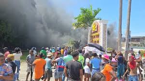 Protesten in Guyana na dood van 11-jarig meisje: hotel in brand gestoken