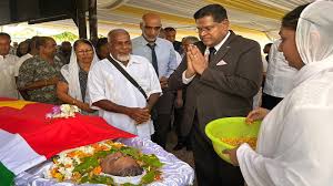 Santokhi brengt eerbetoon aan Marijke Djwalapersad