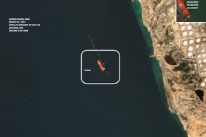 Satellietbeelden laten zien dat de Tifani afmeert bij een Iraanse olieterminal. (Foto: UANI)