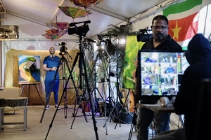 Een inzamelingsactie in Nederland voor materialen voor covidslachtoffers in Suriname.Beeld Inge van Mill