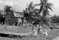 Hindostaanse familie in Nieuw-Nickerie, in 1947. Foto Willem van de Poll