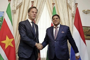 Premier Mark Rutte wordt begroet door president Chan Santokhi. De premier brengt een bezoek aan Suriname.Ⓒ ANP