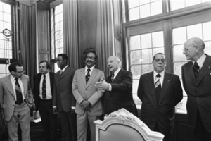 FOTO: 17 maart 1975 - Fotograaf: Mieremet, Rob / Anefo - Foto: Nederlands: Collectie / Archief : Fotocollectie Anefo - Beschrijving : Regeringsconferentie Nederland, Suriname en Antillen in Catshuis, Den Haag ; v.l.n.r. Croes, minister Pronk, Hoost, Arron, Den Uyl , Evertz en De Gaay Fortman - Auteursrechthebbende : Nationaal Archief