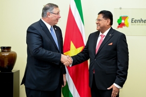 President Chan Santokhi en CEO van TotalEnergies, Patrick Pouyanné. Foto: Kabinet van de President