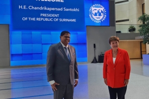 President Chandrikapersad Santokhi (l) had op 16 september 2022 een ontmoeting met de IMF-directeur Kristalina Georgieva. [Foto: CDS