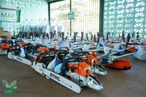 De Stihl-zagen, brushcutters en kruiwagens behoren tot de ruim 150 landbouw- en irrigatiemachines die op 2 december door LVV, ROS en FAO als onderdeel van Samap zijn overhandigd aan de Coöperatieve Vereniging Apodo Farmers Association Marowijne. [Foto: LVV]  693 SHARES 3.9k VIEWS Share on Facebook Share on Twitter INGEZONDEN  Na drie jaar van enorme herzieningsmaatregelen, beginnen nu macro-economisch wat tekenen van voorzichtige stabiliteit zich af te tekenen in de samenleving. De inflatie is redelijk teru
