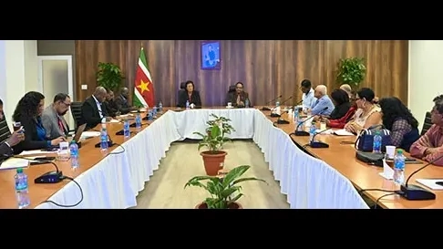 Onderwijsbonden slaan alarm: leerkrachten kunnen niet langer rondkomen