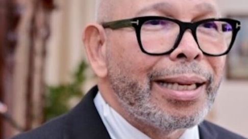 Minister Currie moet stoppen met beloven en beginnen met betalen