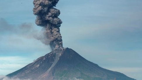 De vulkaan Sinabung op het Indonesische eiland spuwt een enorme aswolk uit na een uitbarsting eerder vandaag. © EPA