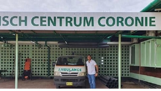 Minister Amar Ramadhin staat bij een ambulance bij de RGD-poli van Coronie Minister Amar Ramadhin staat bij een ambulance bij de RGD-poli van Coronie