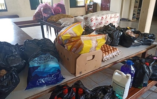 De goederen gedoneerd aan het kindertehuis De goederen gedoneerd aan het kindertehuis