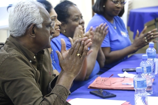 PRO-voorzitter Gerold Sewcharan (l) en medehoofdbestuursleden Sharmila Chandi, Audrey Christiaan en Fabiëne Alfaisi applaudiseren na goedkeuring van de samenwerking met A20 en DOE PRO-voorzitter Gerold Sewcharan (l) en medehoofdbestuursleden Sharmila Chandi, Audrey Christiaan en Fabiëne Alfaisi applaudiseren na goedkeuring van de samenwerking met A20 en DOE