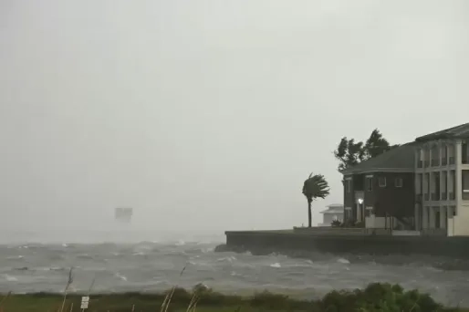 Orkaan Isaias verzwakt na aanlanding in Florida, overstromingsgevaar blijft