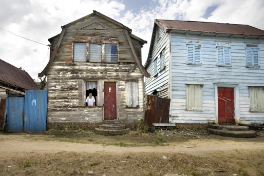 Paramaribo wacht al jaren op nieuwbouw. Foto Merlin Daleman Suriname, Paramaribo, 27-11-07 Een straat in Paramaribo. © Foto Merlin Daleman Paramaribo wacht al jaren op nieuwbouw. Foto Merlin Daleman Suriname, Paramaribo, 27-11-07 Een straat in Paramaribo. © Foto Merlin Daleman