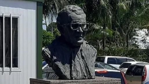 Borstbeeld oud-president Ramdat Misier ontvreemd