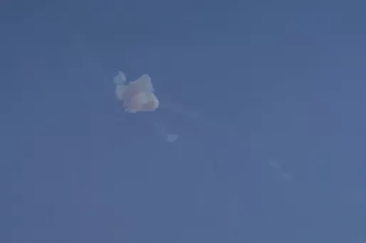 Iran vuurt raketten af op Golfstaten: dode in Abu Dhabi, internationale reacties op escalatie