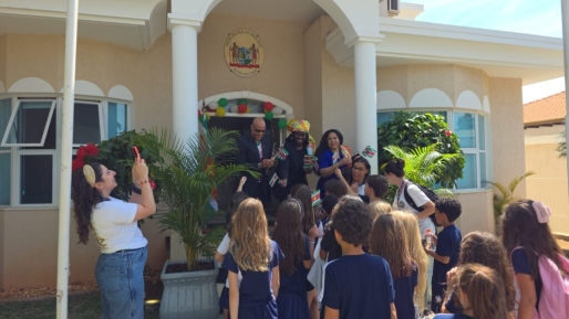 Surinaamse ambassade laat schoolkinderen in Brasília kennismaken met cultureel erfgoed