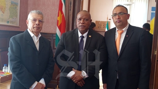 Condoleanceregister voor president Santokhi druk bezocht in Den Haag