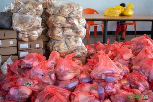 Ruim 200 huishoudens in Pikin Saron ontvangen voedselhulp
