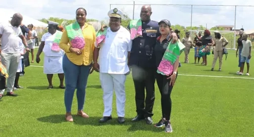 Nieuw kunstgrasveld in Albina moet jongeren perspectief en structuur bieden