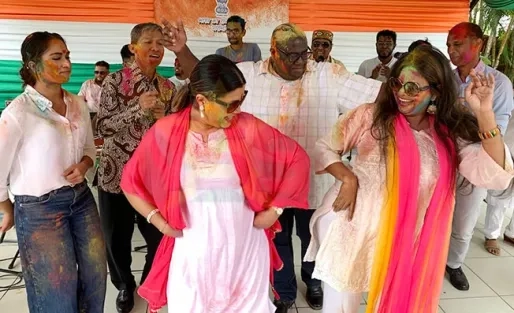  Kleurrijke Phagwa-viering bij Indiase ambassade markeert gouden jubileum vriendschap