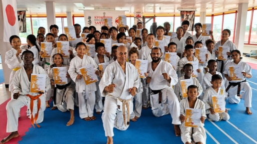 Karateka’s trainen met Antoine Veronique tijdens seminar bij Academie Santokhi
