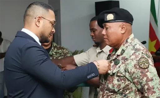 42 militairen bevorderd; uitvoering defensiebeleid