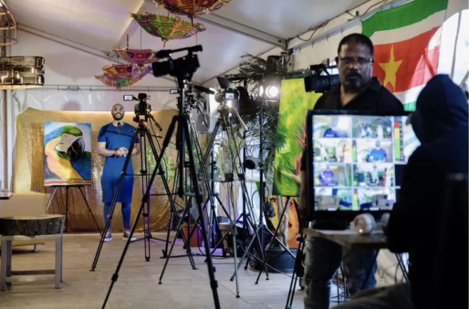 Een inzamelingsactie in Nederland voor materialen voor covidslachtoffers in Suriname.Beeld Inge van Mill Een inzamelingsactie in Nederland voor materialen voor covidslachtoffers in Suriname.Beeld Inge van Mill