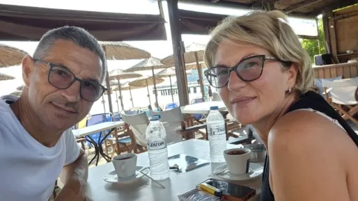 Vrouw houdt man vast nadat hij half uit vliegtuig wordt gezogen