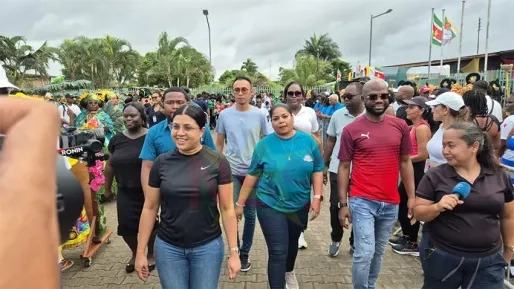Kleurrijke start 61e Avondvierdaagse: bijna 5.000 deelnemers op pad