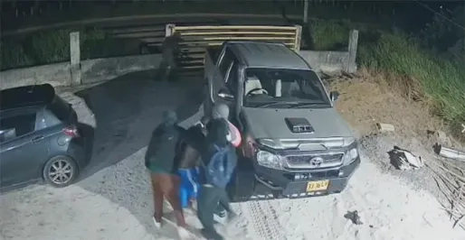 Gewapend viertal ontvoert man bij zijn woning