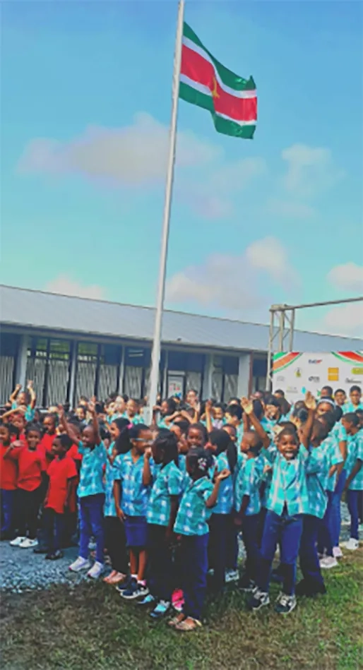 Commissie 50 jaar Srefidensi geeft startsein Vlaggenparadeproject op O.S. 2 Geyersvlijt