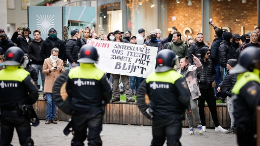 De ME houdt de grote groep tegendemonstranten op afstand ANP De ME houdt de grote groep tegendemonstranten op afstand ANP