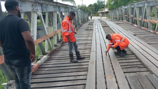 Wegenautoriteit herstelt wegschade en inspecteert bruggen op meerdere locaties