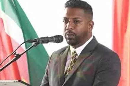 Monorath bezoekt post Uitvlugt na inbeslagname 525 kilo drugs; veiligheid opgevoerd