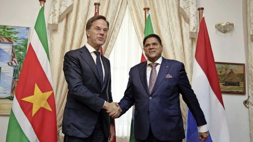 Premier Mark Rutte wordt begroet door president Chan Santokhi. De premier brengt een bezoek aan Suriname.Ⓒ ANP Premier Mark Rutte wordt begroet door president Chan Santokhi. De premier brengt een bezoek aan Suriname.Ⓒ ANP
