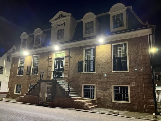 Het Hof van Justitie in de late avond. [Foto: Terence Oosterwolde]