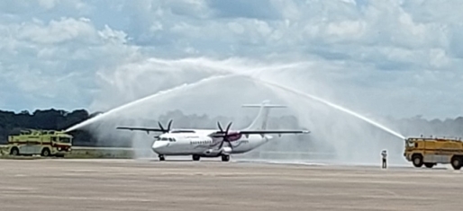 De eerste vlucht van Caribbean Airlines vanuit Ogle Airport naar de Johan Adolf Pengel International Luchthaven wordt verwelkomd De eerste vlucht van Caribbean Airlines vanuit Ogle Airport naar de Johan Adolf Pengel International Luchthaven wordt verwelkomd