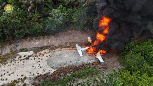 Foto: Een van de vernietigde vliegtuigen in Marowijne | Bron: OM Foto: Een van de vernietigde vliegtuigen in Marowijne | Bron: OM